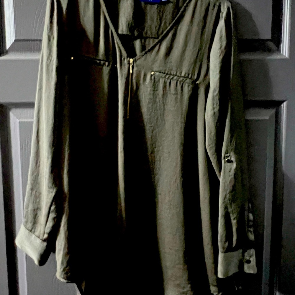 Beautiful long sleeve blouse.APT9